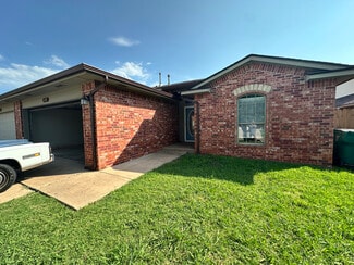 Building Photo - 2614 Silvertree Dr