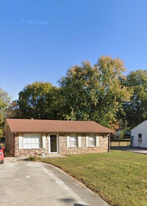 Foto principal - Coming Soon!-8/15- Charming brick home loc...
