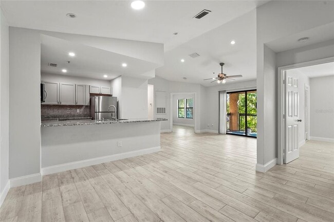 Foto del edificio - 4045 Crockers Lake Blvd