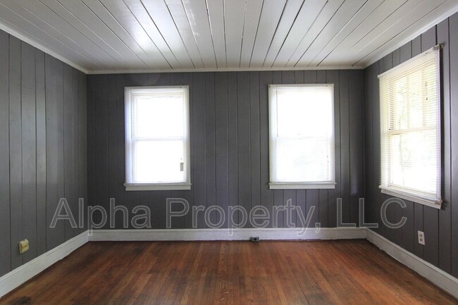 Building Photo - 301 Dupont Dr