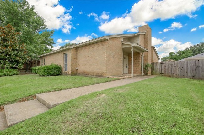 Building Photo - 2810 Meadow Park Dr