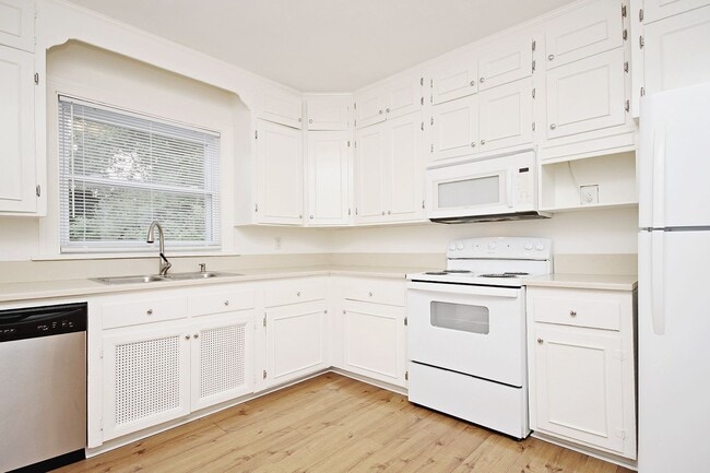 Building Photo - Student-Friendly Home in Desirable Univers...
