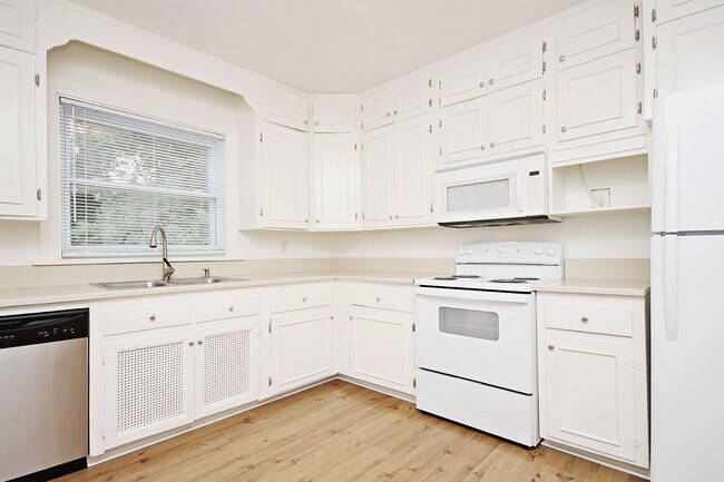Foto del edificio - Student-Friendly Home in Desirable Univers...