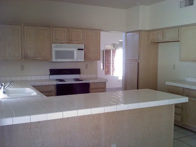 Foto del edificio - MUST SEE HOME IN AVONDALE WITH POOL!