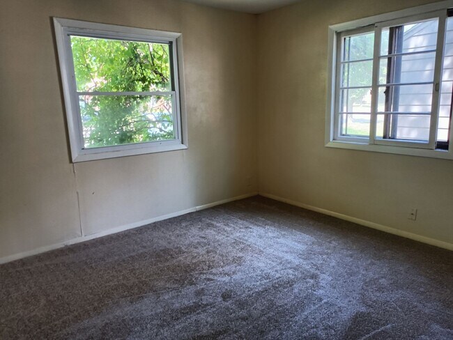 Building Photo - 3 bedroom single family home with detached...