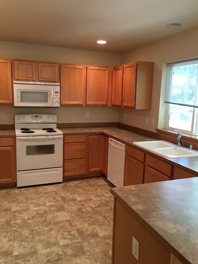 Building Photo - **$200 MOVE IN CREDIT if move in occurs pr...