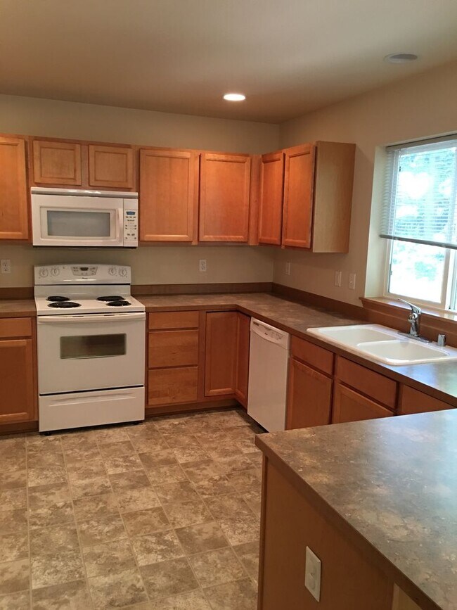 Foto del edificio - **$200 MOVE IN CREDIT if move in occurs pr...