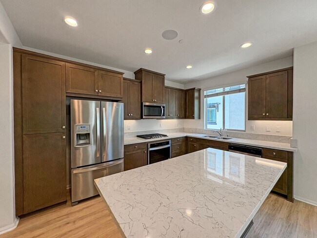 Foto del edificio - Beautiful 4B/3BA Vista Home w/ Pool & Mode...