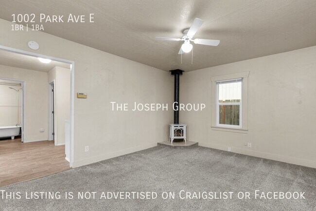 Building Photo - Port Orchard 1/bed 1/ba with peekaboo view...