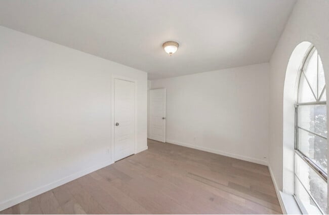 Building Photo - 3506 S Elm Dr