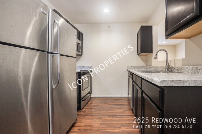Building Photo - 5 BEDROOM W/GARAGES FOR THE PRICE OF 4!