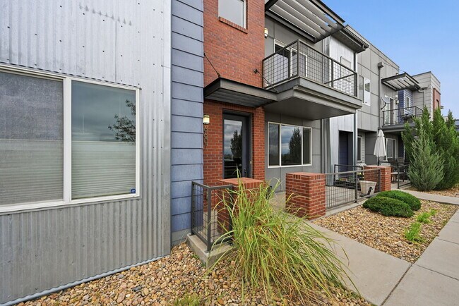 Foto del edificio - $2,695.45 3-bed, 2.5-bath townhome with a washer and dryer.