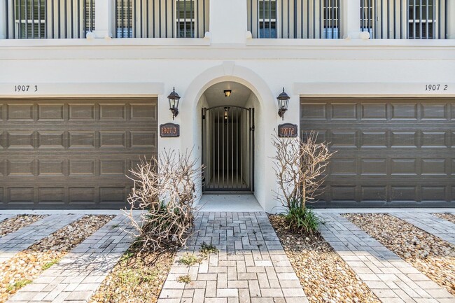 Building Photo - Large 3 Bed 3.5 Bath 2 Car Garage Townhous...