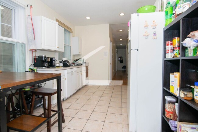 Building Photo - Perfect for BU Students - 5Bed/2 Bath in Brookline, Washer/Dryer in Unit!