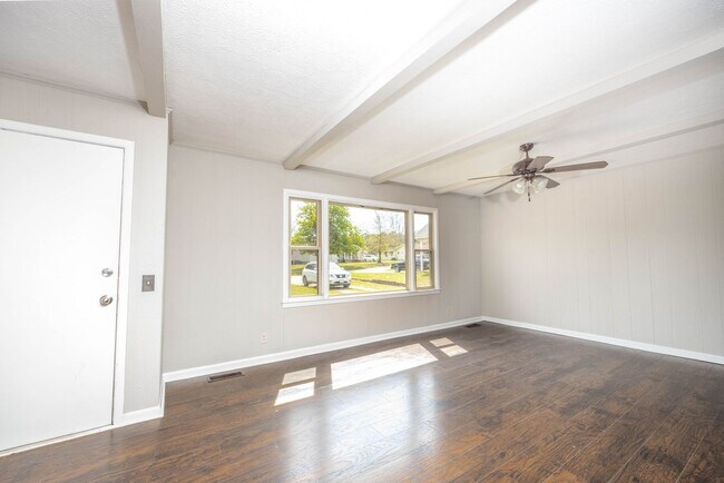Building Photo - Move in Ready!!3 Bedroom 2 Bath Home in Le...