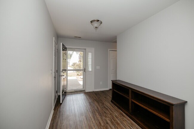 Foto del edificio - Charming 3-Bedroom Goose Creek Home with Attached Garage