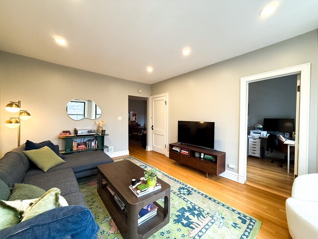 Photo - 3008 W George St Apartment