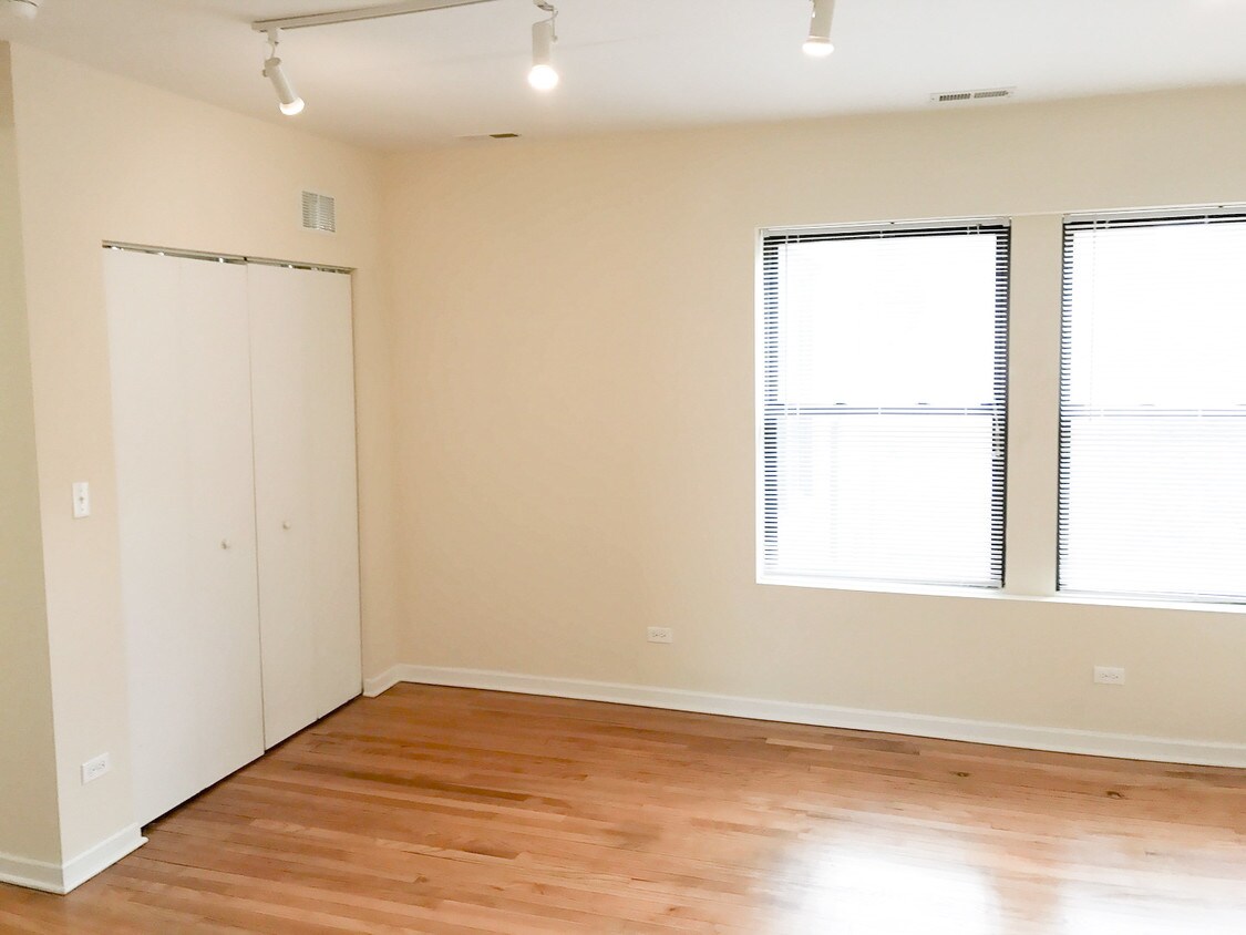 Primary Photo - 4748 N Sacramento Ave