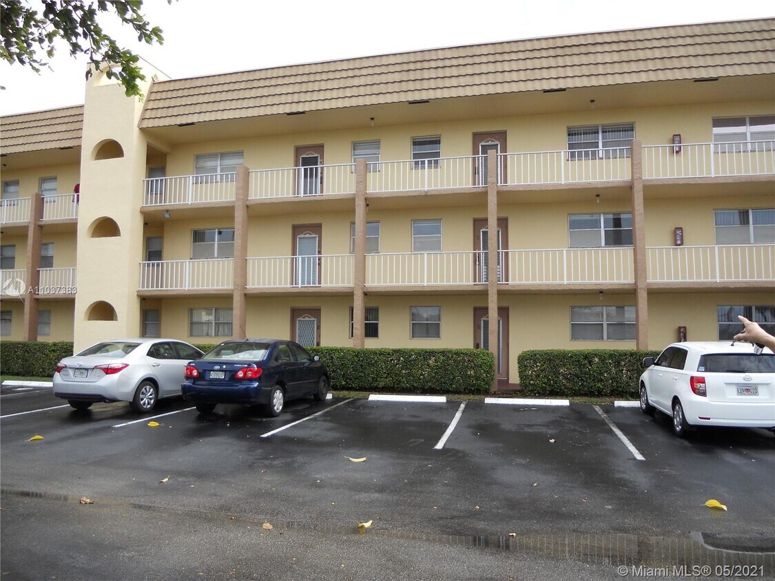8450 Sunrise Lakes Blvd Unit 210, Sunrise, FL 33322 Condo for Rent in