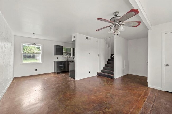Building Photo - 903 Aurora Cir