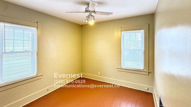 Foto del edificio - Charming 3-Bedroom Home with Front Porch a...