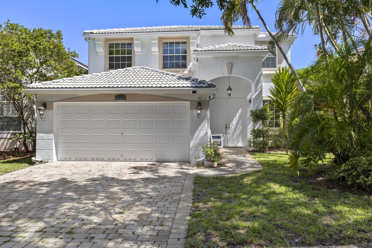 Foto principal - 1500 Running Oak Ln