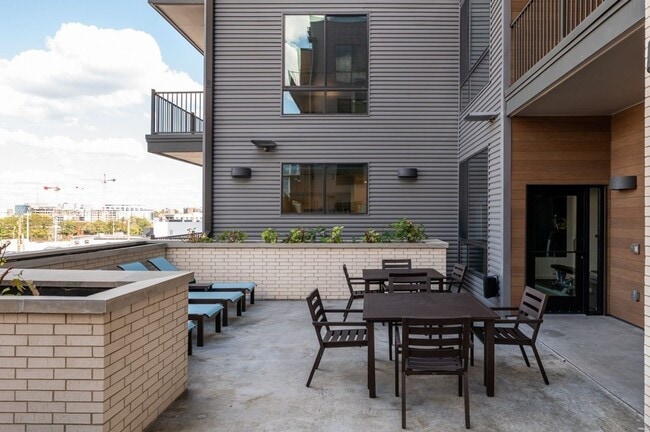 Building Photo - Sleek 2 bedroom 2 bath condo in the gulch