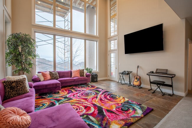 Building Photo - 678 Scenic Hills Dr