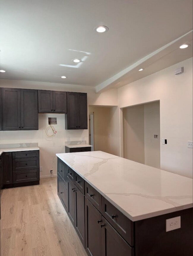 Foto del edificio - 1625 E 8th St