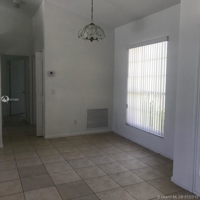 Foto del edificio - 692 SE Chapman Ave