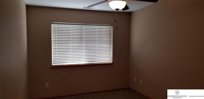 Building Photo - 2 bedroom in Omaha NE 68118