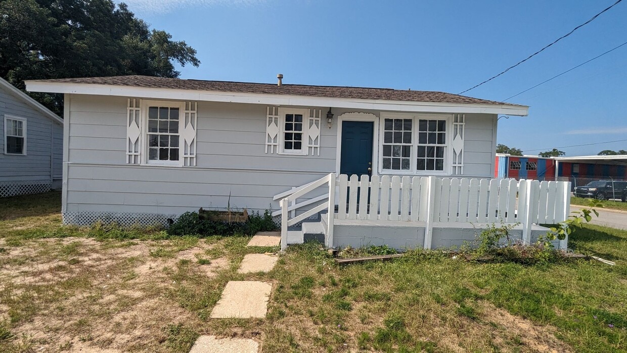 Primary Photo - MOVE IN SPECIAL: Waived $350 Cleaning Fee!...