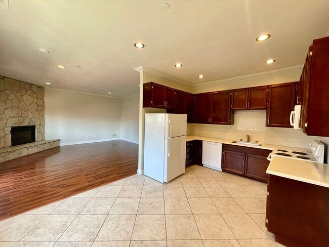 Building Photo - Lovely, Spacious, Heart of the Mission! In...