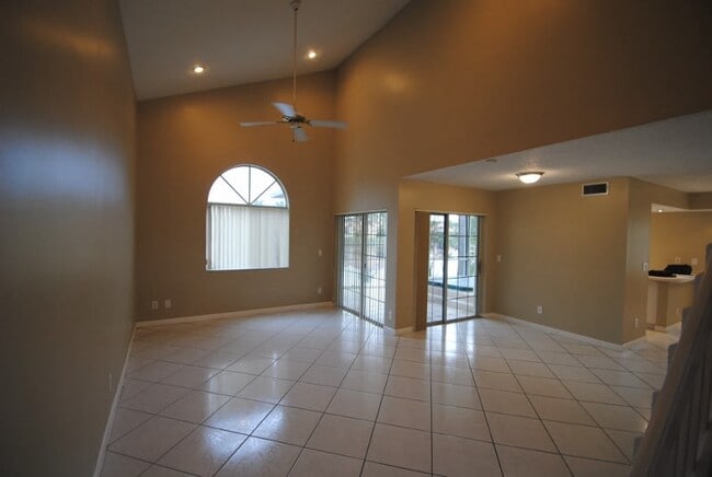 Building Photo - 1130 SE 6th Ct