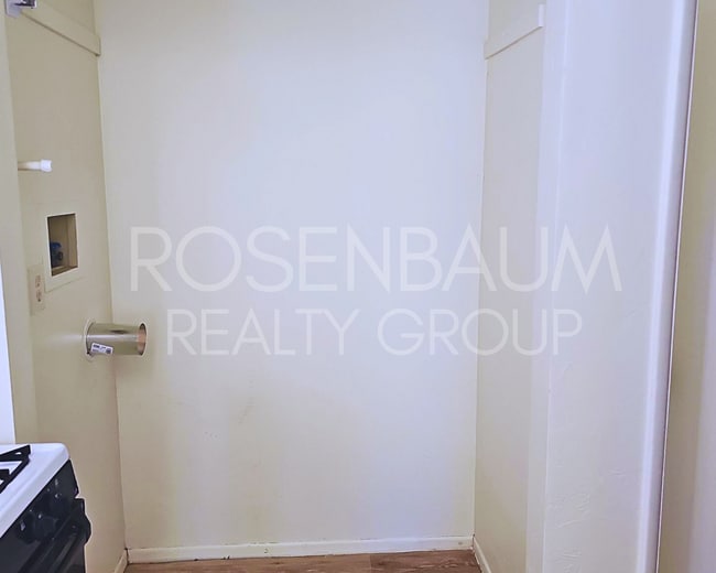 Building Photo - Charming 1-bedroom, 1-bath duplex apartmen...
