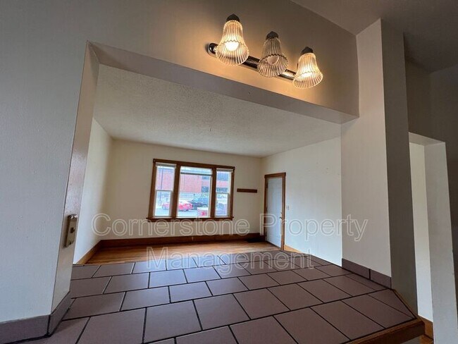 Building Photo - 409 S 13th St