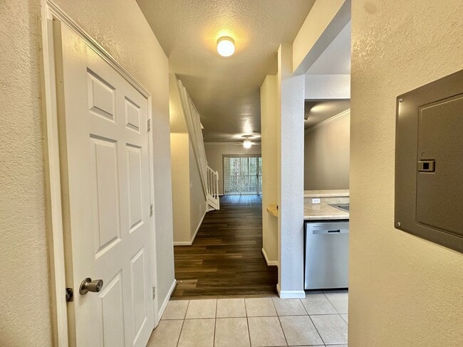 Building Photo - Stylish 2 bed, 2.5 Bath Condo in Magnolia Place | Private Garage | $1,550.00
