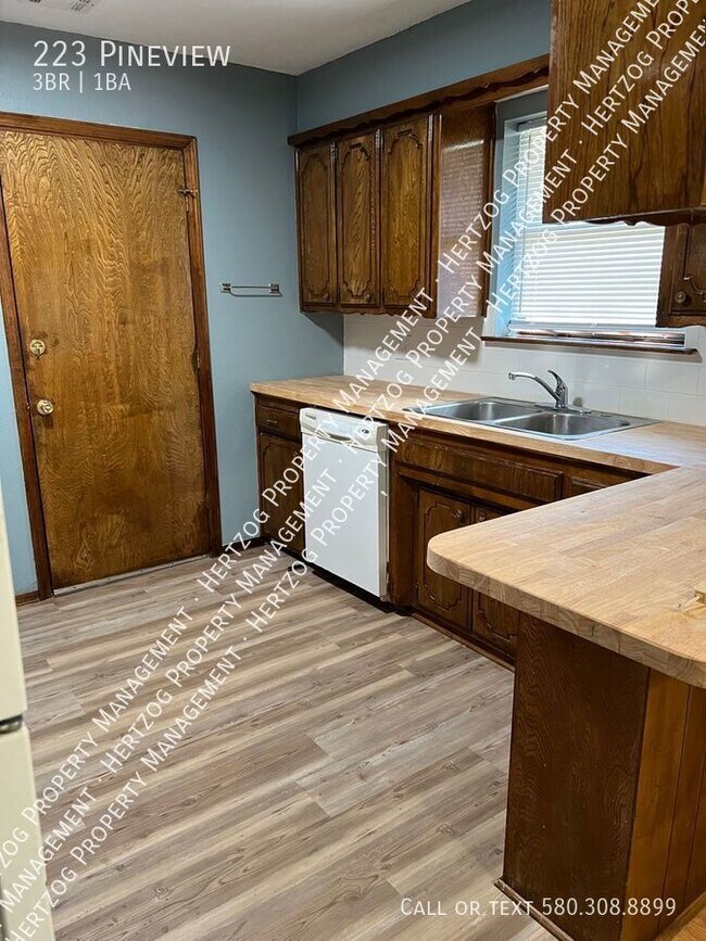 Building Photo - For Rent: Charming 3 Bed, 1 Bath with Gara...
