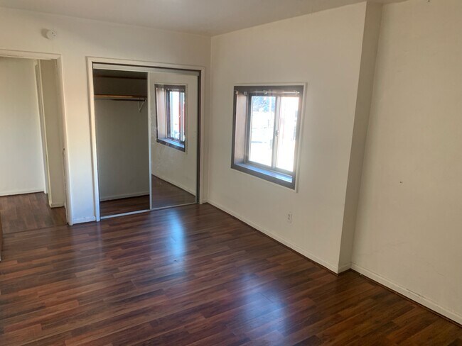 Foto del edificio - 105 E 10th St
