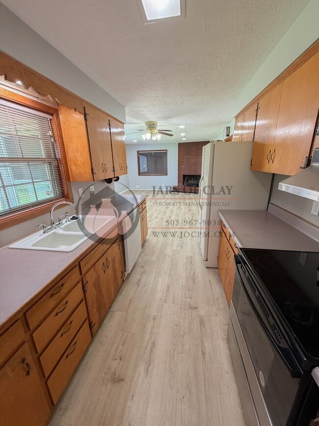 Foto del edificio - 3BR Single-Level Home in NE Salem | Tons of Storage!