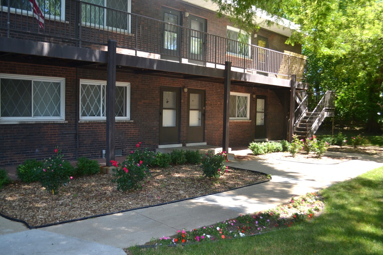 Building Exterior - Des Plaines Apartments