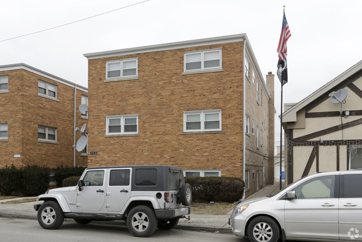 Building Photo - 6244 W Addison St
