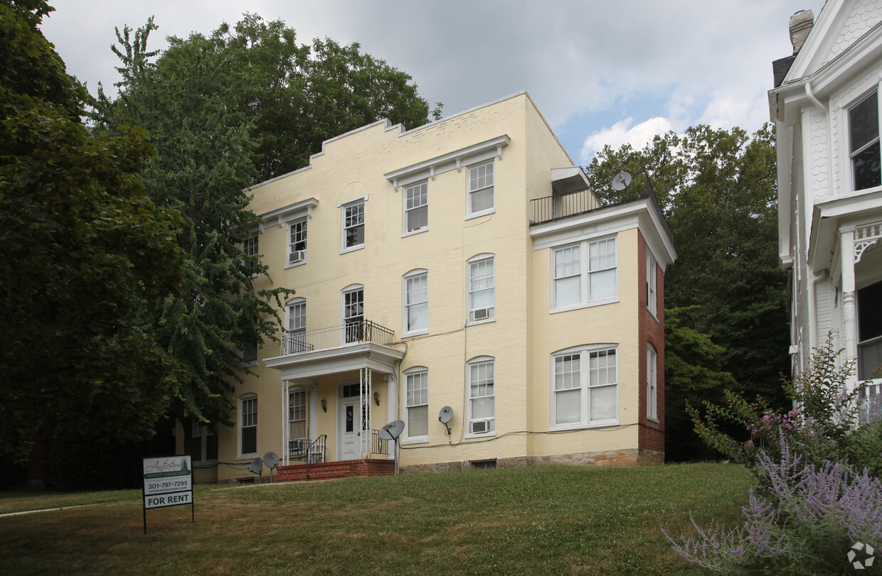 Primary Photo - Broadway Apartments