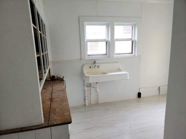 Building Photo - 25 Swanger Ave