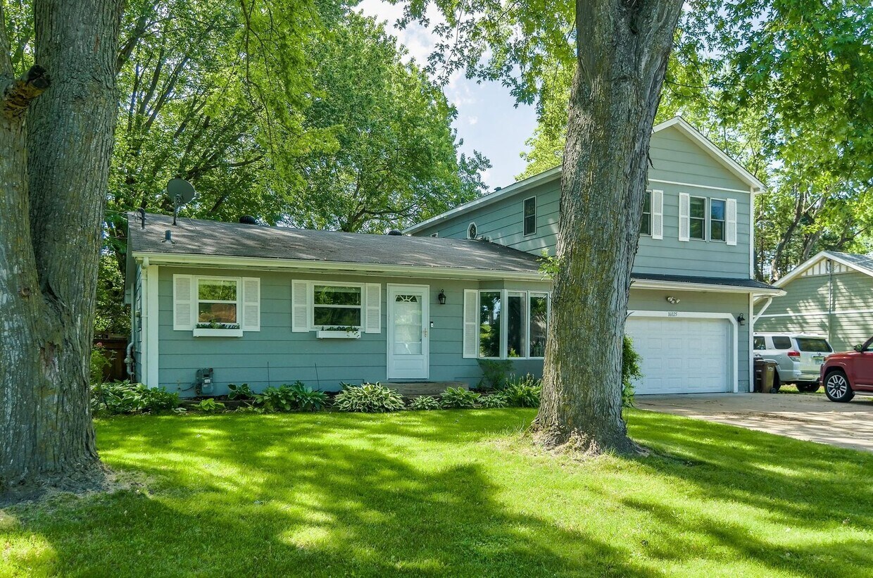 Primary Photo - Nice Updated 3br/3ba In Wayzata (1 car garage)