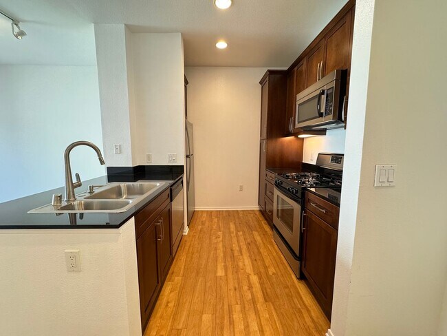 Building Photo - Stunning 1Bd/1Ba Condo in The Heart of Irv...