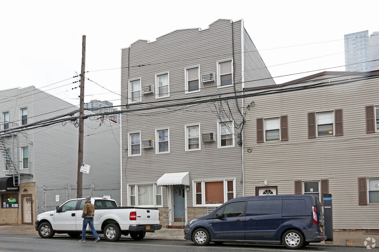 Primary Photo - 4614 Vernon Blvd