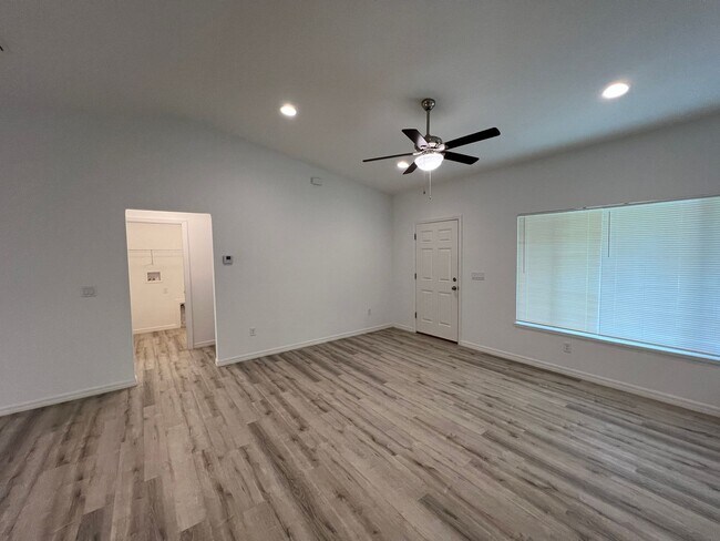 Foto del edificio - BEAUTIFUL 3 Bedroom, 2 Bathroom Home in Oc...