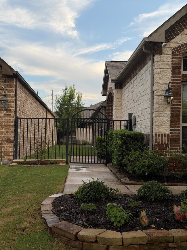 Foto del edificio - 4906 Augusta Pointe Ct