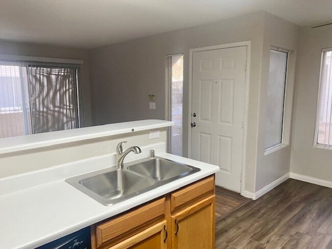 Foto del edificio - Beautiful 2 bedroom 2 bath Downstairs Condo